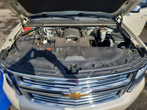 2015 CHEVROLET SUBURBAN LTZ — Engine bay