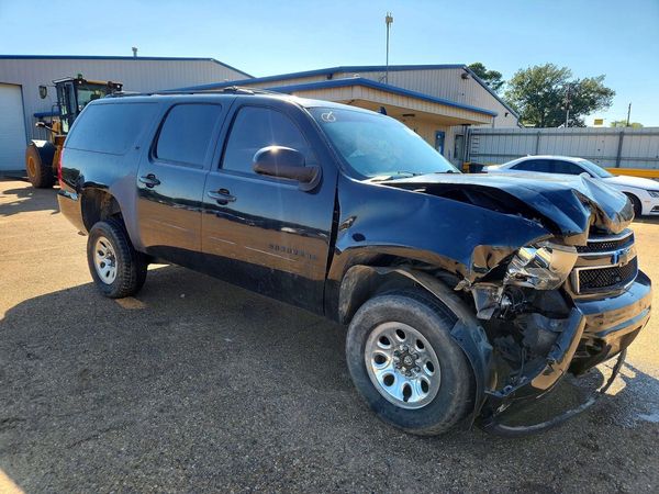 2013 CHEVROLET SUBURBAN LT — Passenger 3/4