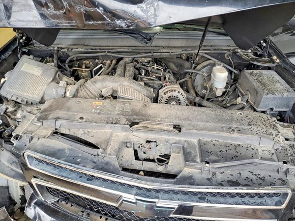 2013 CHEVROLET SUBURBAN LT — Engine bay