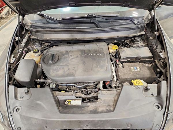 2014 JEEP CHEROKEE Limited — Engine bay