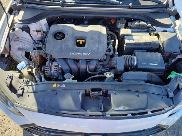 2018 HYUNDAI ELANTRA — Engine bay