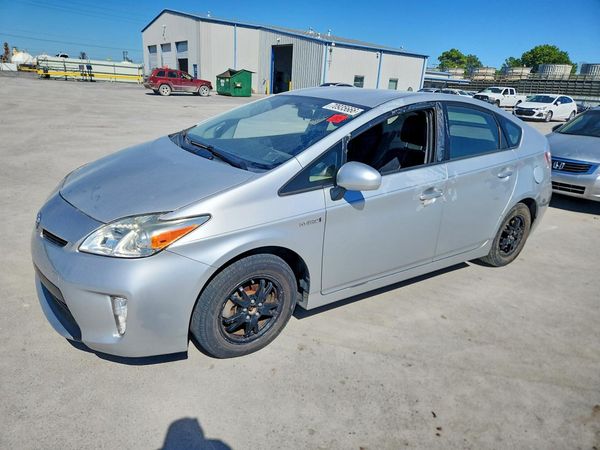 2015 TOYOTA PRIUS — Front 3/4