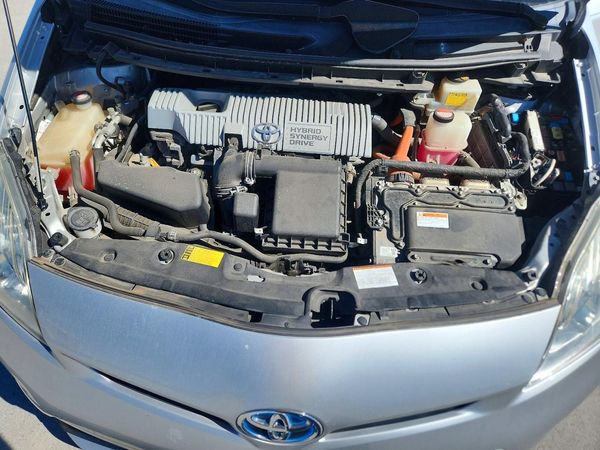 2015 TOYOTA PRIUS — Engine bay