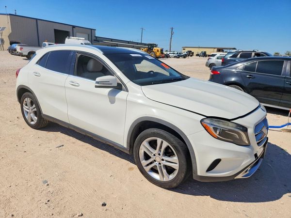2015 MERCEDES-BENZ GLA-CLASS — Passenger 3/4