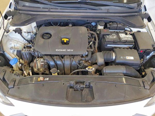 2017 HYUNDAI ELANTRA SE Base — Engine bay