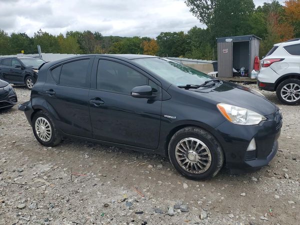 2013 TOYOTA PRIUS — Passenger 3/4