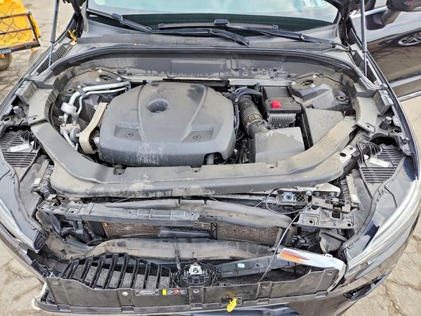 2021 VOLVO XC60 Inscription — Engine bay