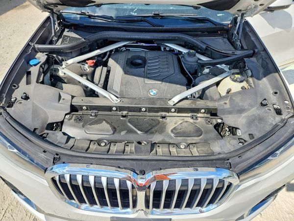 2021 BMW X7 xDrive40i — Engine bay