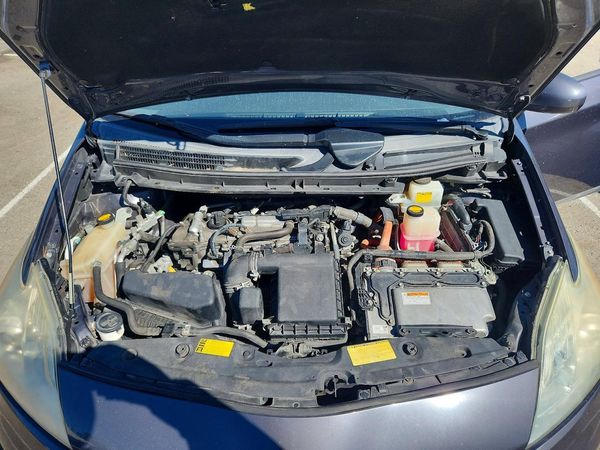 2012 TOYOTA PRIUS — Engine bay