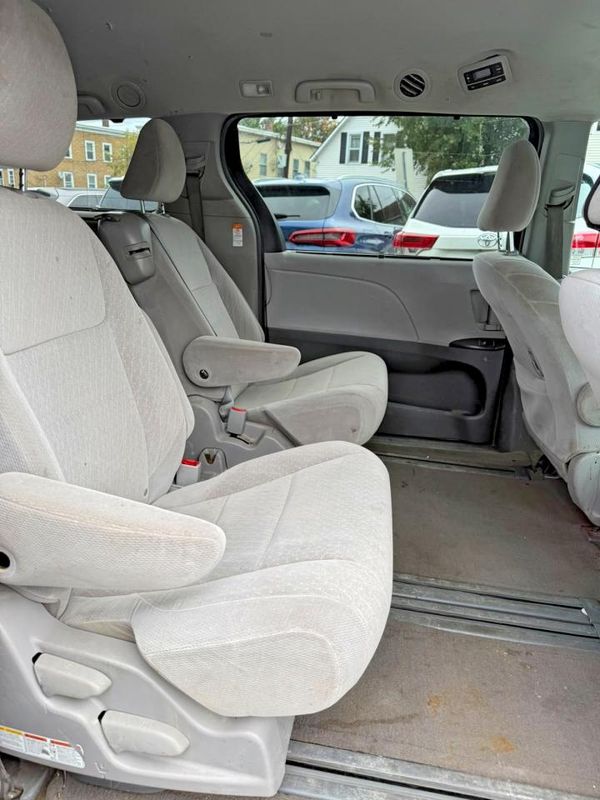 2017 TOYOTA SIENNA LE Mobility/LE