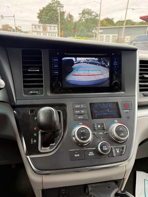2017 TOYOTA SIENNA LE Mobility/LE