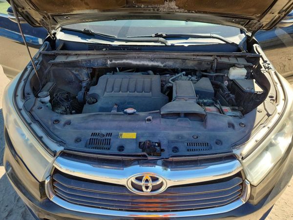2015 TOYOTA HIGHLANDER Base/Hybrid — Engine bay