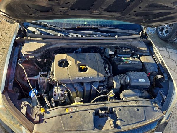 2017 HYUNDAI ELANTRA SE Base — Engine bay