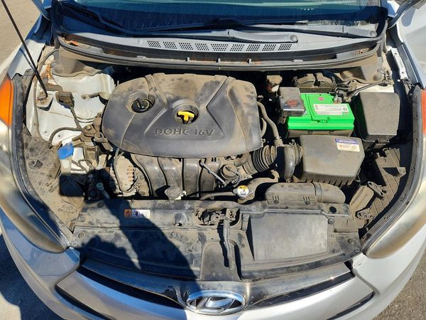 2013 HYUNDAI ELANTRA — Engine bay