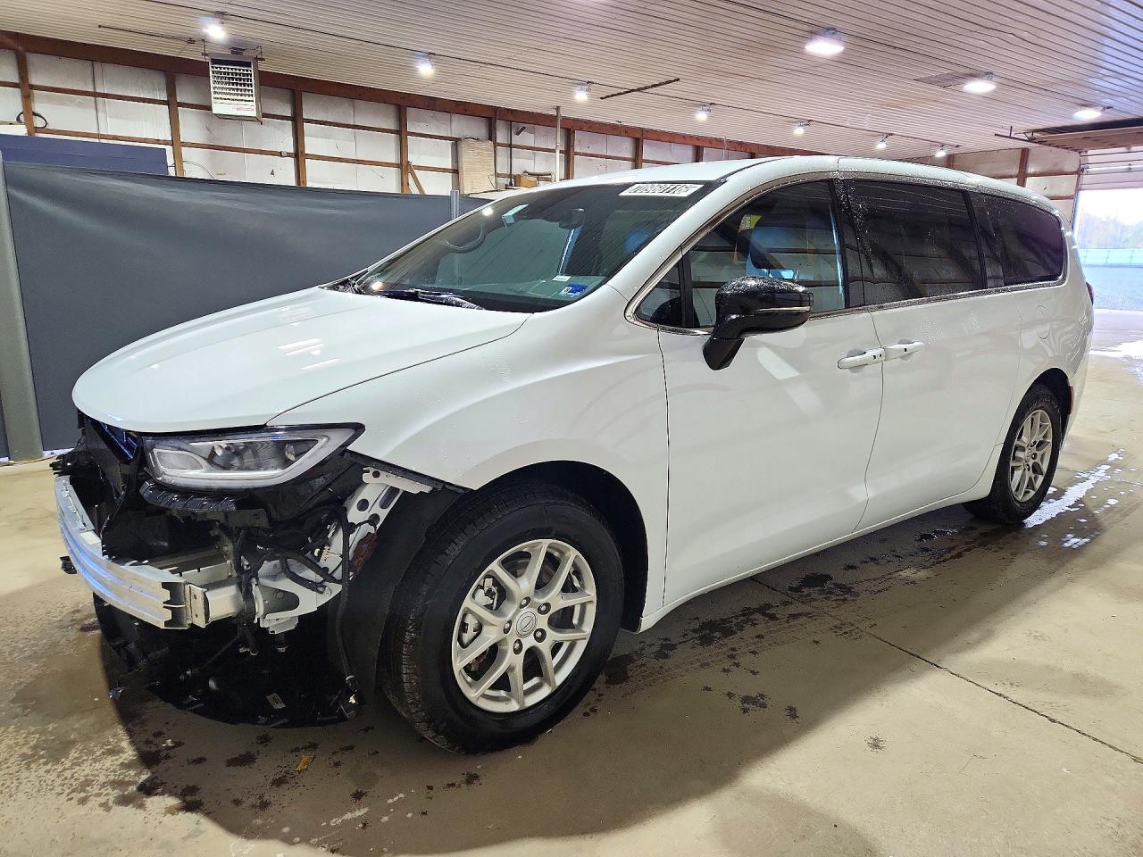 2025 CHRYSLER PACIFICA Select — Front 3/4