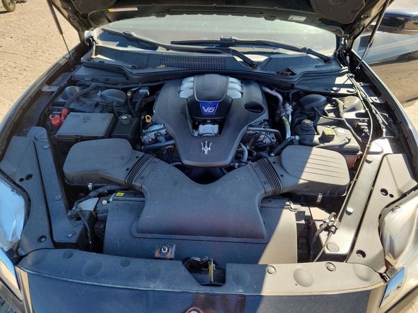 2016 MASERATI QUATTROPORTE Essence — Engine bay