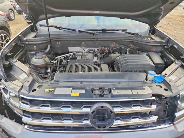2018 VOLKSWAGEN ATLAS 4Motion S — Engine bay
