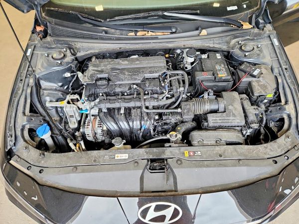 2025 HYUNDAI ELANTRA SEL Convenience — Engine bay