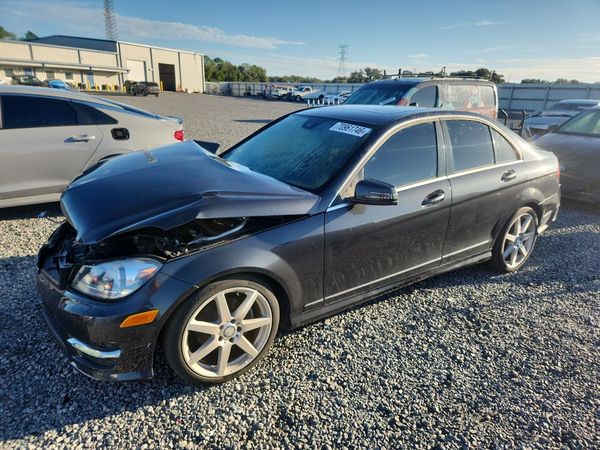 2013 MERCEDES-BENZ C-CLASS C250 — Front 3/4