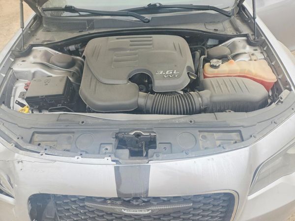 2018 CHRYSLER 300 300S — Engine bay