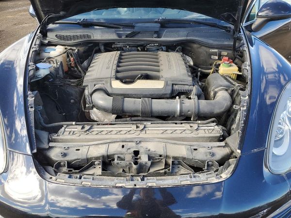 2013 PORSCHE CAYENNE — Engine bay