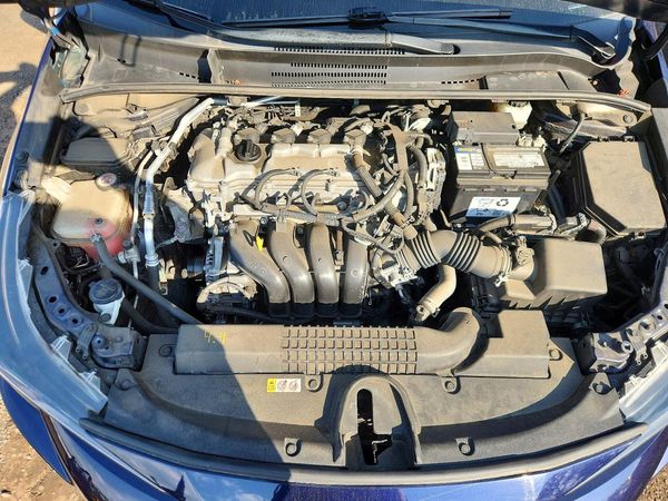 2020 TOYOTA COROLLA LE — Engine bay