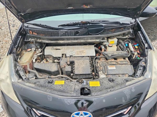 2014 TOYOTA PRIUS — Engine bay