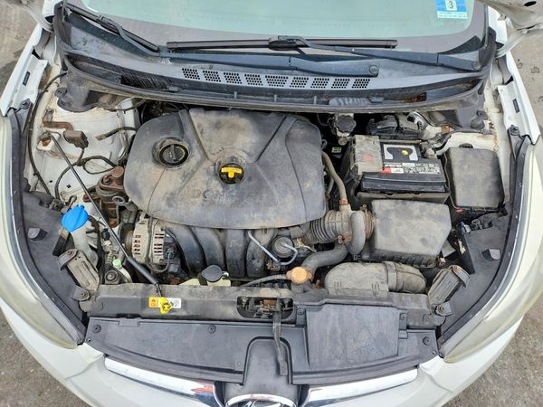 2016 HYUNDAI ELANTRA — Engine bay