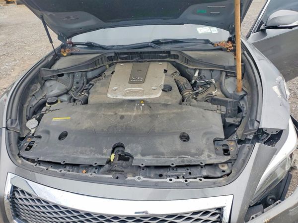 2015 INFINITI Q70 — Engine bay