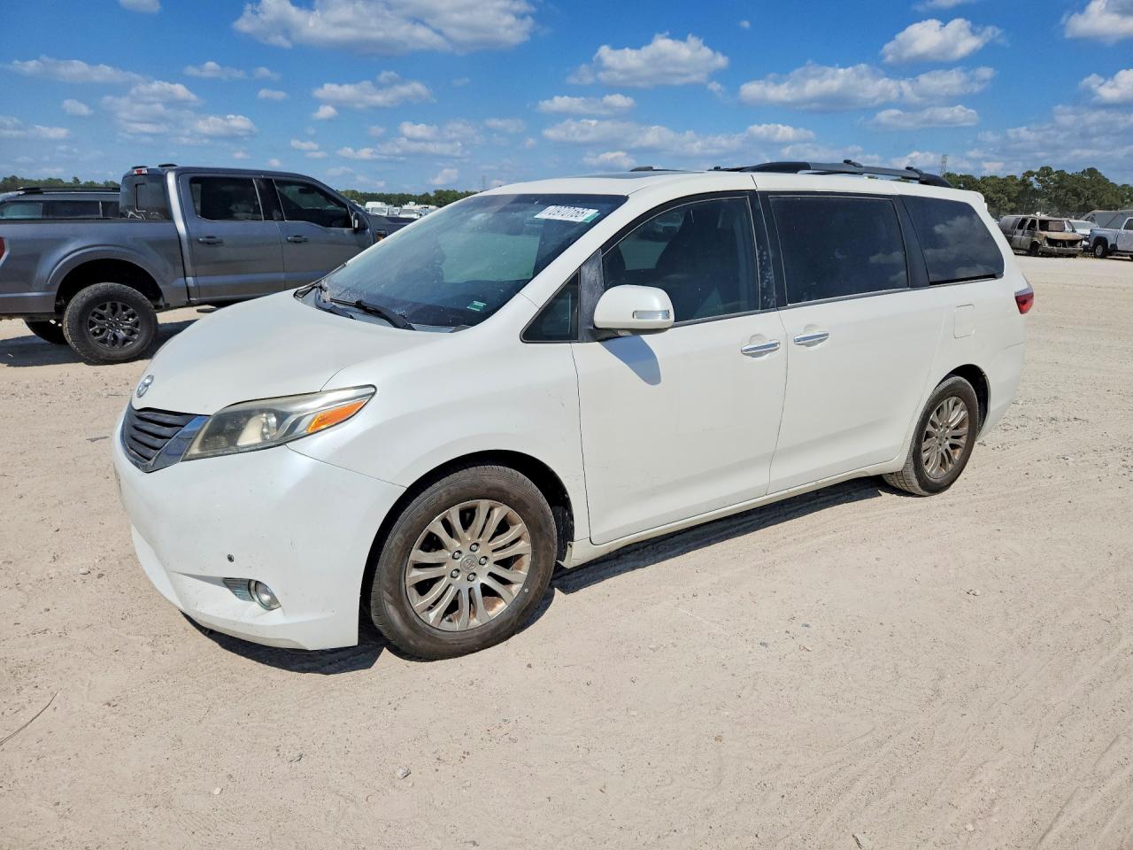 2015 TOYOTA SIENNA — Front 3/4