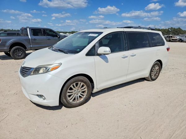 2015 TOYOTA SIENNA — DSFA — Front 3/4