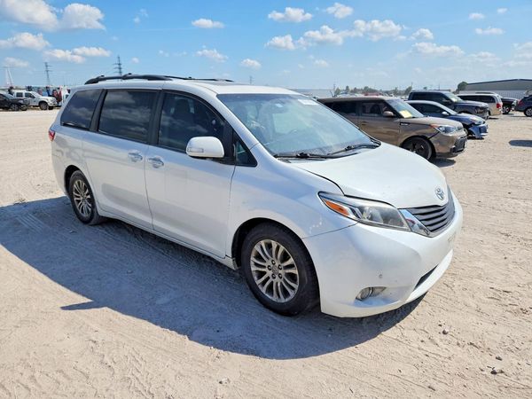 2015 TOYOTA SIENNA — Passenger 3/4