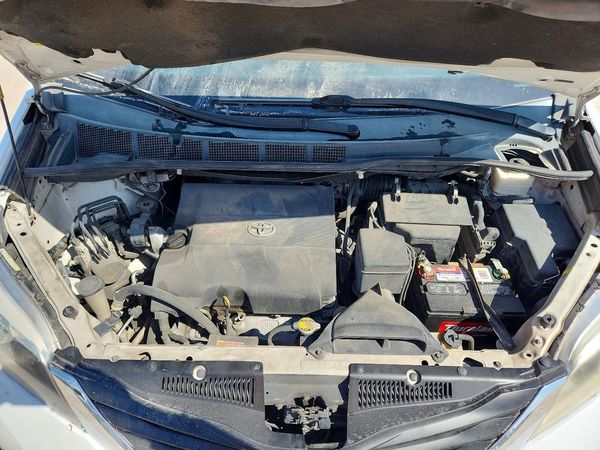 2015 TOYOTA SIENNA — Engine bay