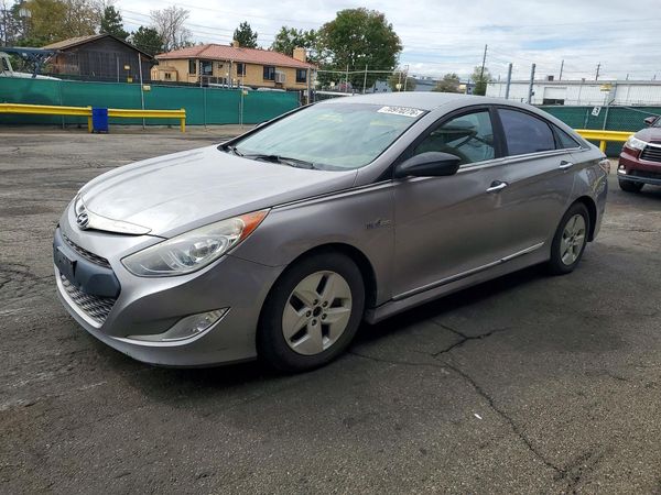2012 HYUNDAI SONATA Middle level — Front 3/4