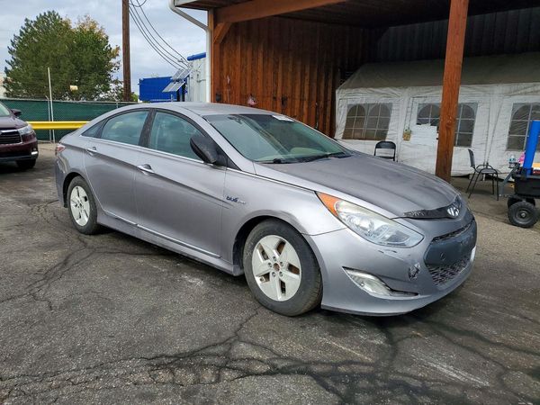 2012 HYUNDAI SONATA Middle level — Passenger 3/4
