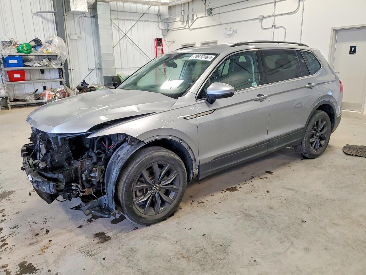 2022 VOLKSWAGEN TIGUAN 4Motion SE — Front 3/4
