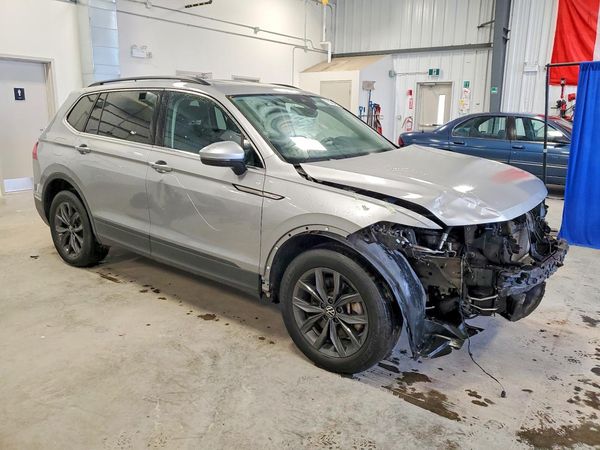 2022 VOLKSWAGEN TIGUAN 4Motion SE — Passenger 3/4