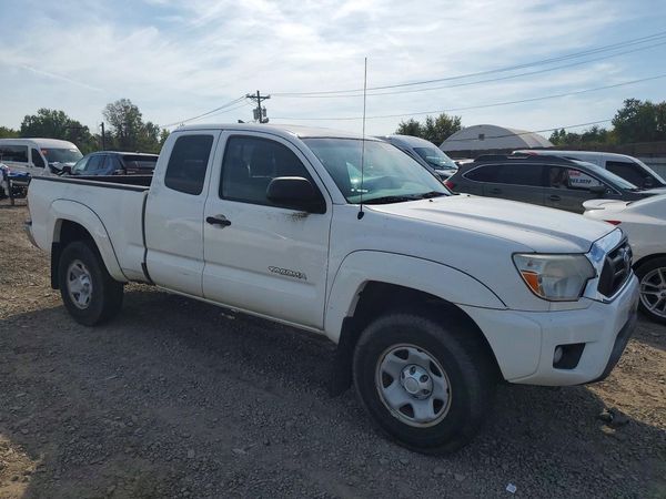 2014 TOYOTA TACOMA Delux Grade — Passenger 3/4