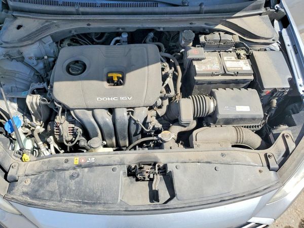 2017 HYUNDAI ELANTRA — Engine bay
