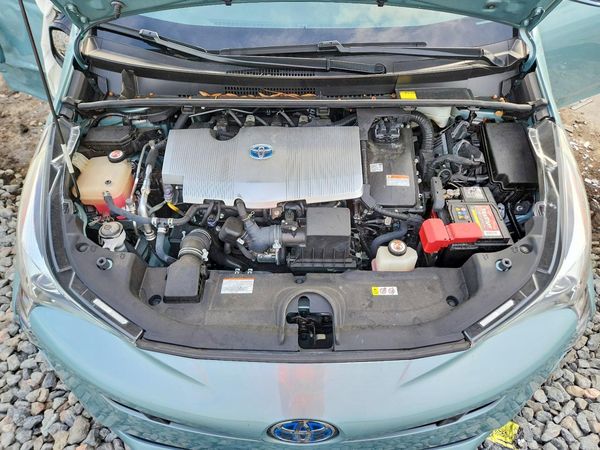 2018 TOYOTA PRIUS — Engine bay