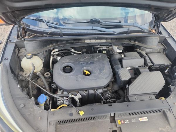 2017 HYUNDAI TUCSON SE (no options) — Engine bay