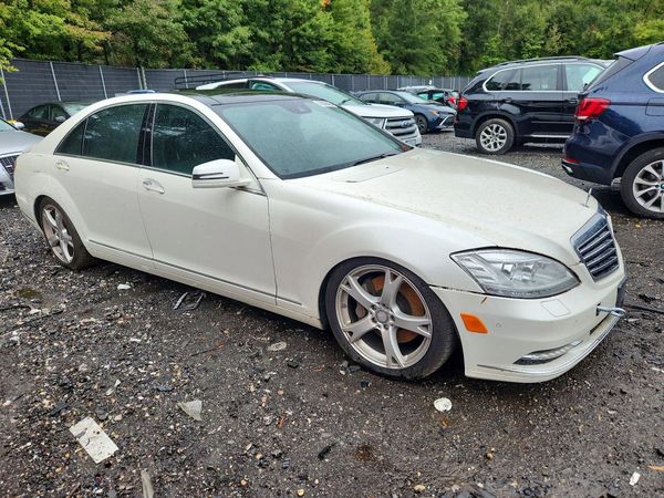 2013 MERCEDES-BENZ S-CLASS S550V 4-MATIC — Passenger 3/4