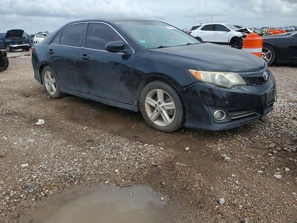 2014 TOYOTA CAMRY — Passenger 3/4