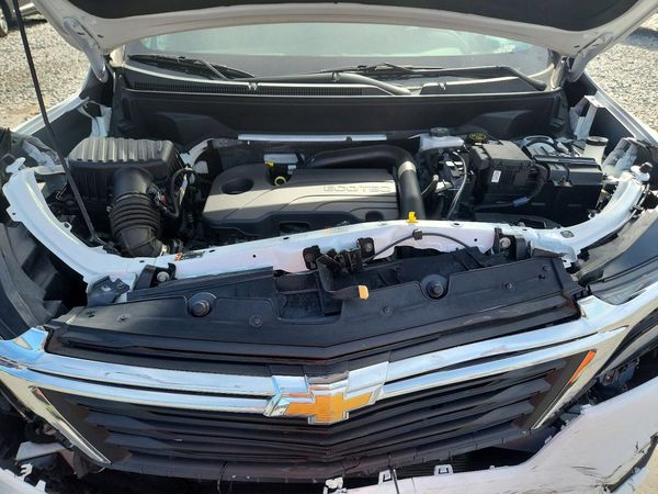 2023 CHEVROLET EQUINOX LT (1LT) — Engine bay