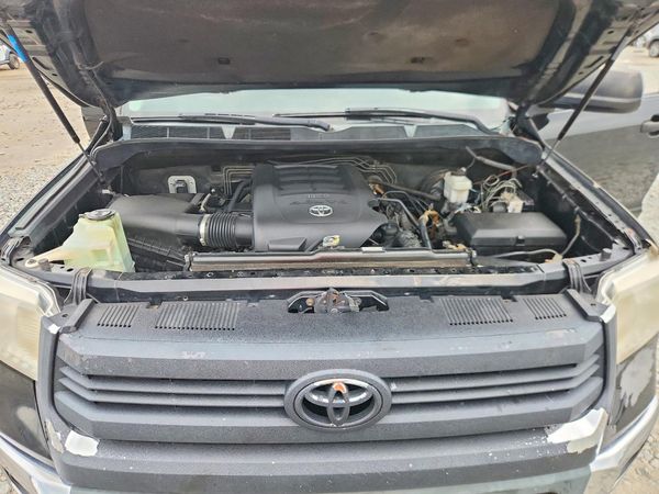 2014 TOYOTA TUNDRA SR5 — Engine bay