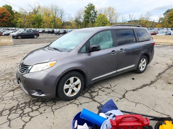 2017 TOYOTA SIENNA LE Mobility/LE — Front 3/4
