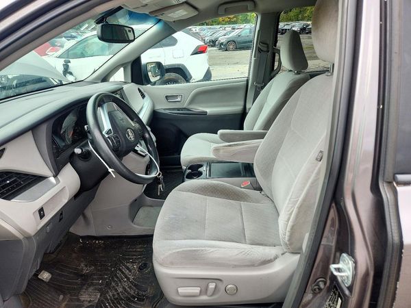 2017 TOYOTA SIENNA LE Mobility/LE — DENT