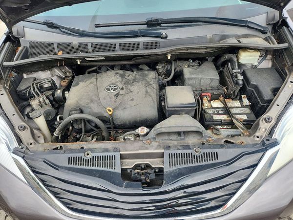 2017 TOYOTA SIENNA LE Mobility/LE — Engine bay