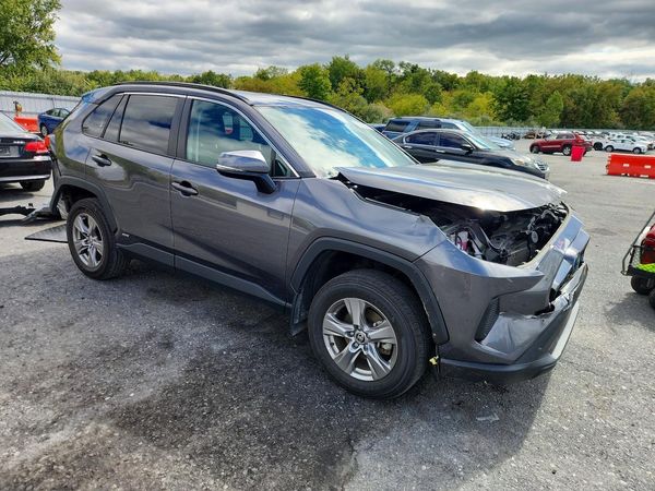 2024 TOYOTA RAV4 XLE — Passenger 3/4