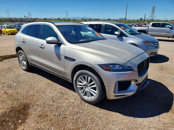 2017 JAGUAR F-PACE Prestige — Passenger 3/4